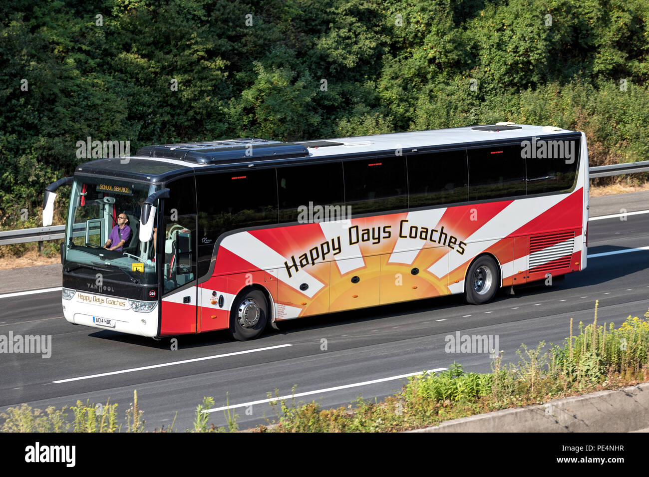 Días felices Autocares Autobuses interurbanos en autopista Fotografía