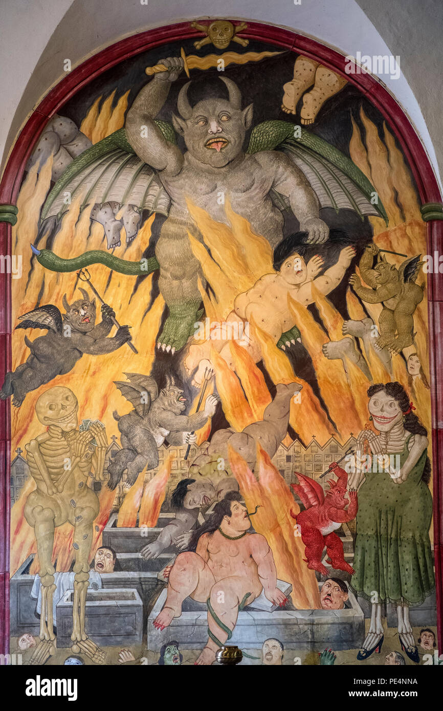 Pietrasanta (Lucca, Toscana, Italia) - El detalle de la "Porta dell'Inferno", fresco por Fernando Botero (1993) en la iglesia de la Misericordia Foto de stock