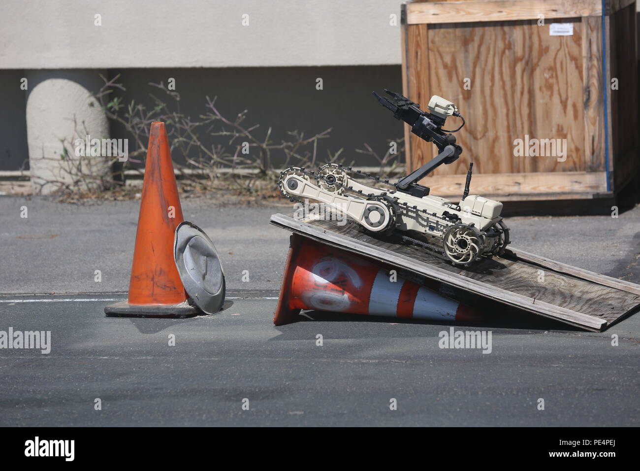 Un Micro Robot tácticas en tierra avanza hasta una rampa antes de realizar  procedimientos para identificar un dispositivo explosivo improvisado  simulada a bordo del Marine Corps Base Camp Pendleton, California,  Septiembre 18,