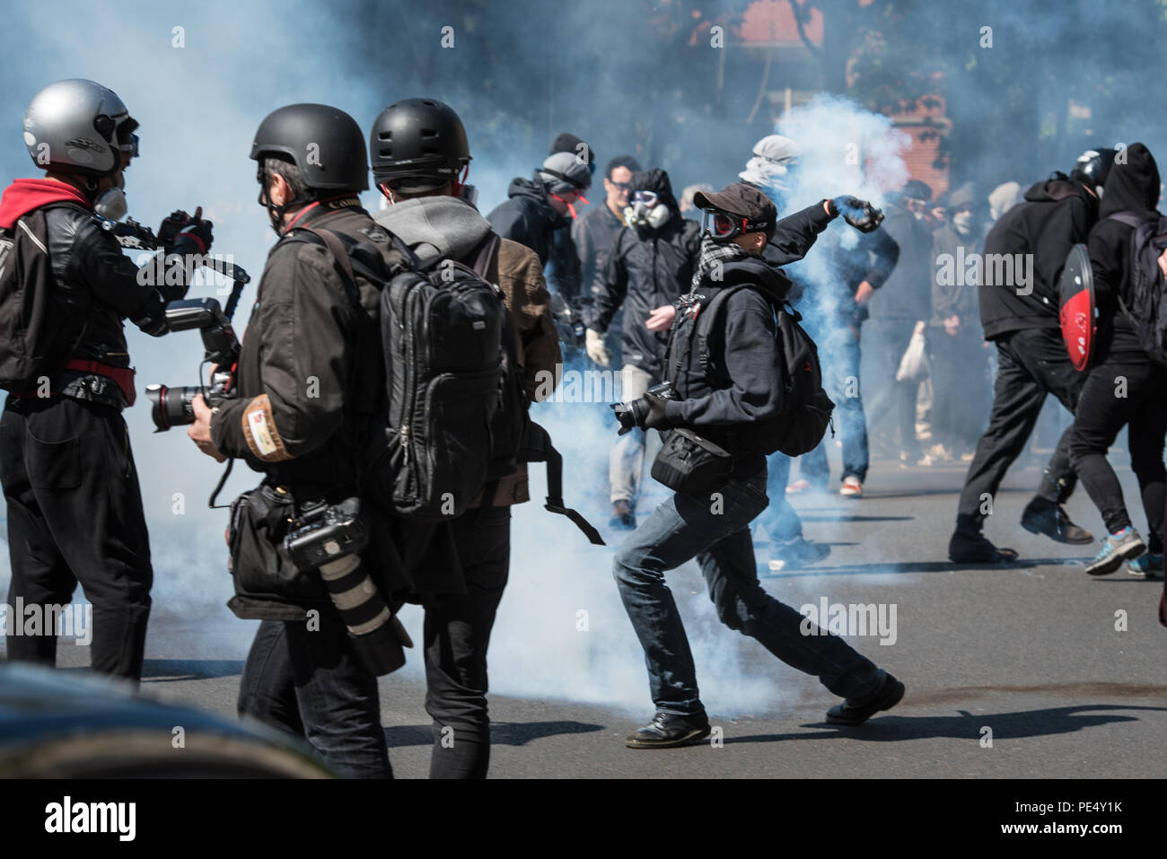 Boulevard Diderot, París, Francia. El 1 de mayo de 2016. Cientos de manifestantes enmascarados enfrentamiento con la policía en el Boulevard Diderot, en el centro de París el día de mayo d Foto de stock