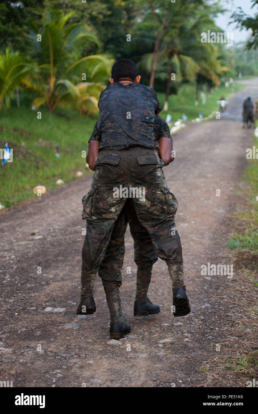 Sargento Segundo Erick Arana, fusilero, Brigada de Infanteria Marina, lleva a cabo Luis Estrada, fusilero, Brigada de Infanteria de Marina, como parte de entrenamiento físico por la mañana durante un combate urbano curso dirigido por los Marines de Estados Unidos con un fin especial Marine Air-Ground Task Force-Southern Comando, en Puerto Barrios, Guatemala, 28 de septiembre de 2015. SPMAGTF-SC es un despliegue temporal de infantes de marina y marinos a lo largo de Honduras, El Salvador, Guatemala y Belice, con un enfoque en la construcción y el mantenimiento de la capacidad de asociación con cada país a través de valores compartidos, retos y responsabilidades. (Ee.Uu. Mar Foto de stock