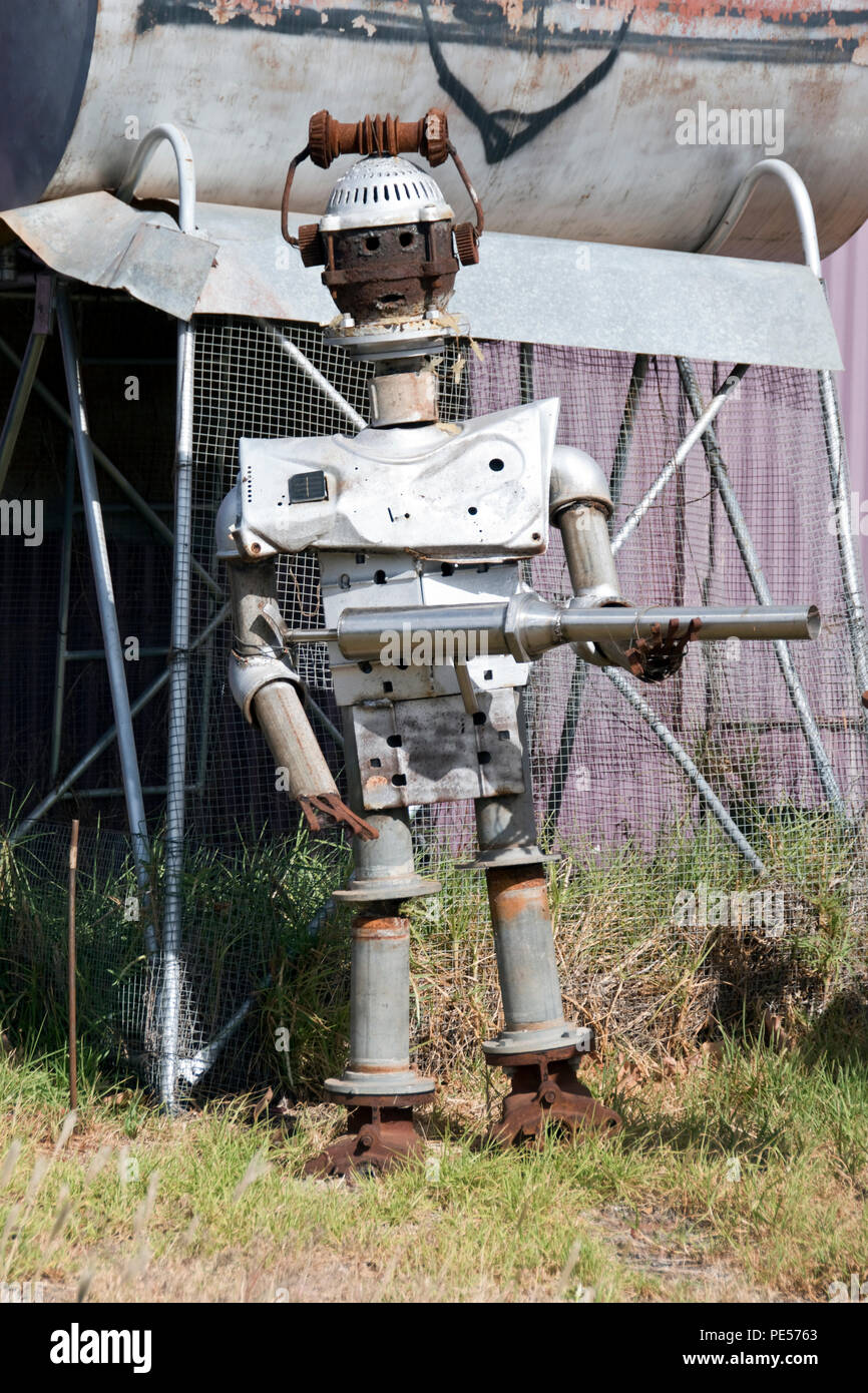 Un robot escultura hecha con metal reciclado fuera de Wally's Junk Art  Gallery, en Rankins Springs, Nueva Gales del Sur, Australia Fotografía de  stock - Alamy