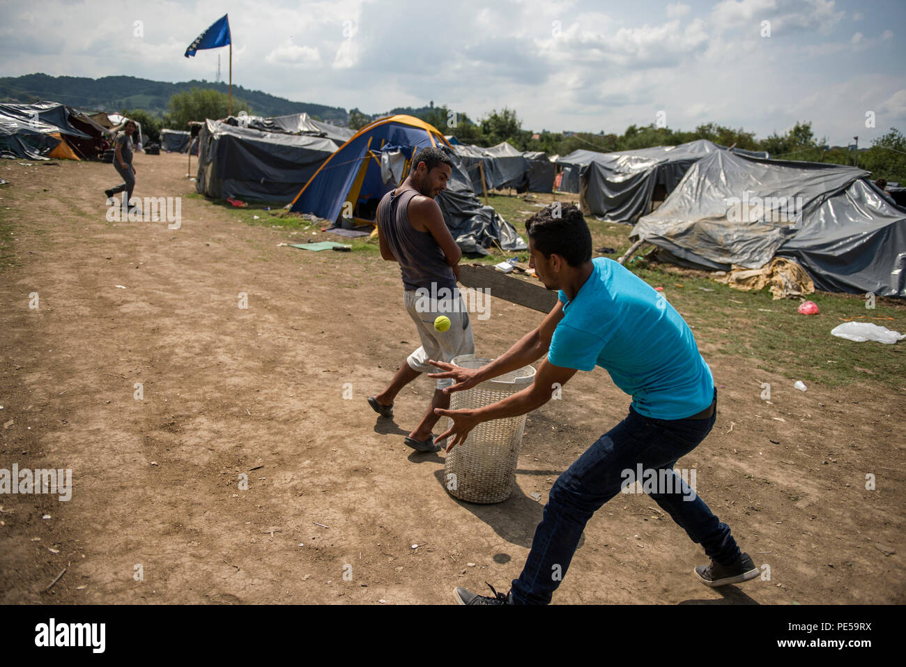 Refugiados pakistaníes visto jugar cricket en el campamento. Los refugiados  que trataban de entrar en la UE a través de Bosnia vive aquí en Velika  Kladusa en terribles condiciones inhumanas y en