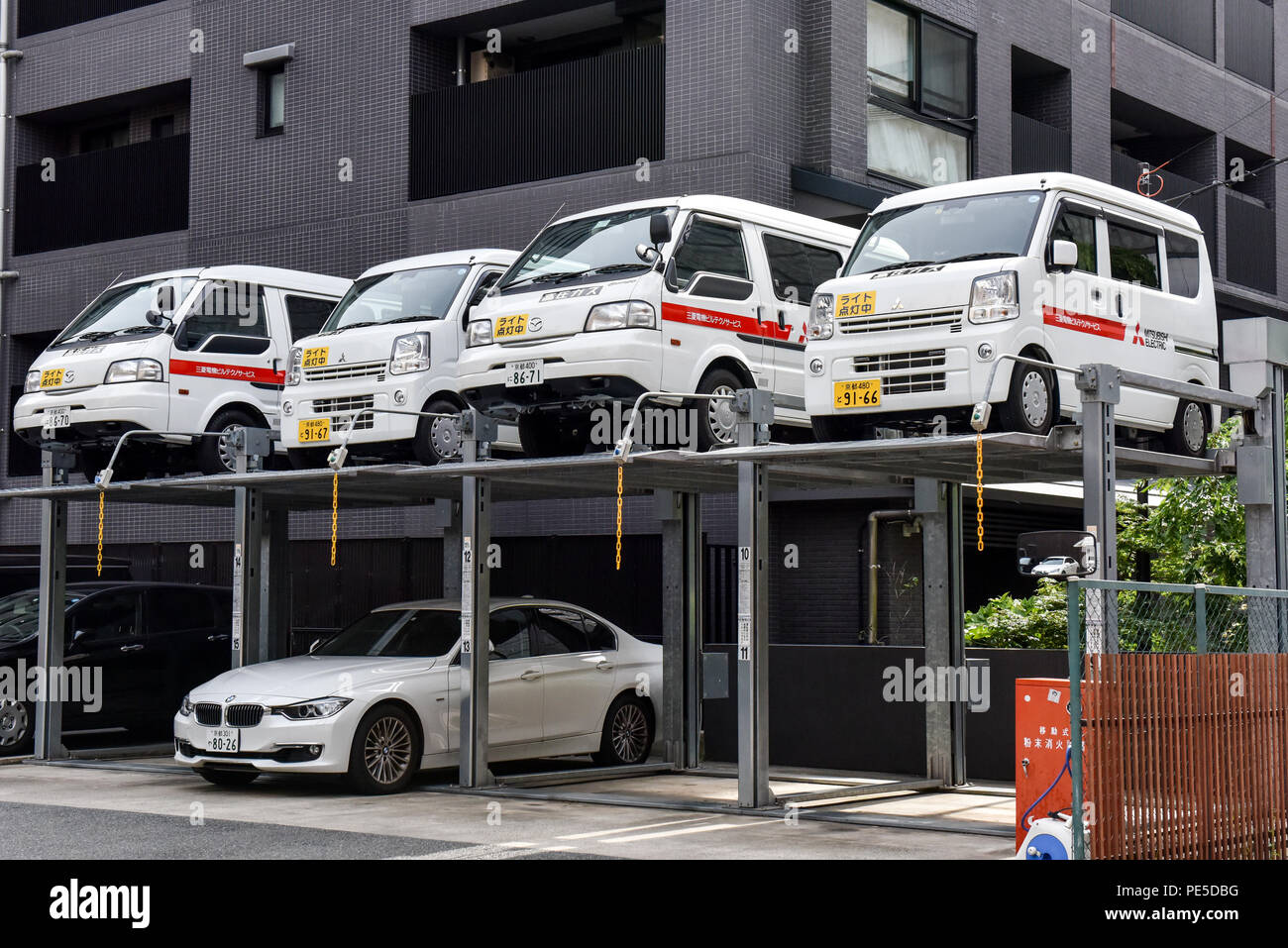 Coches apilados en un aparcamiento de varios pisos debido a la falta de espacio, Kyoto, Japón Foto de stock