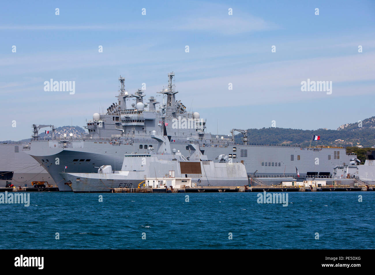 Dixmude L9015 La un buque de asalto anfibio de la Armada Francesa está anclada en la principal base naval francesa de Toulon, en el sur de Francia Foto de stock
