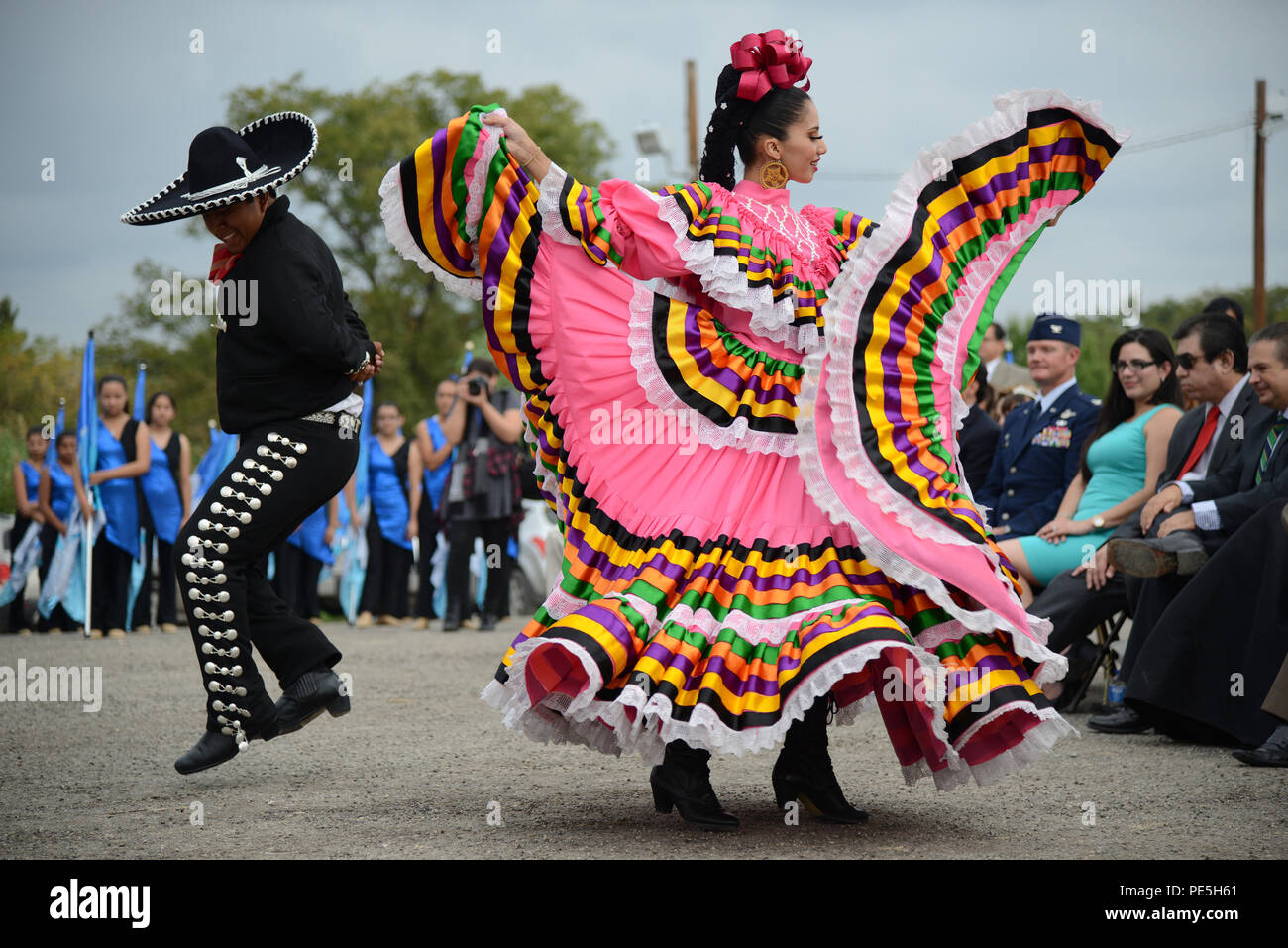 Bailarines con el grupo de danzas folclóricas de Ciudad Acuña entretener a  los asistentes a la Plaza marrón en Del Rio, Texas, el 23 de octubre de  2015. Las Polkas, Redovas, mazurcas,