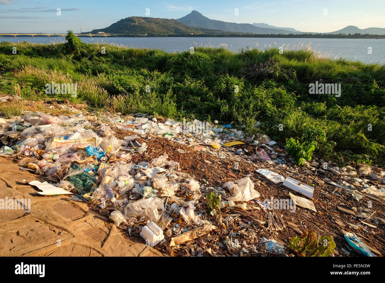 Basura plástica en las orillas del río Mekong en Pakse, Laos Foto de stock