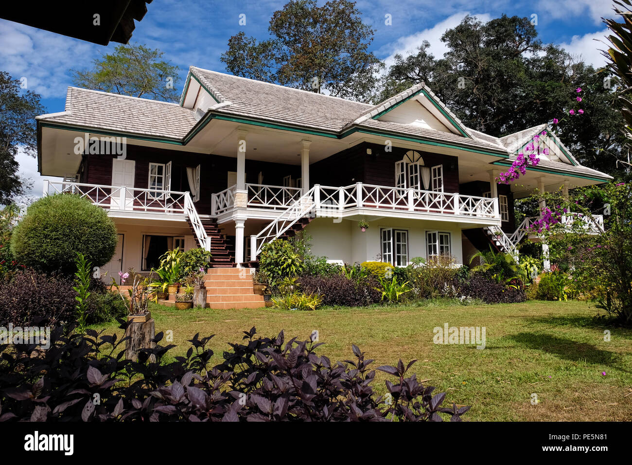 Una vista general de la casa principal en Suan Sinouk Coffee Plantation & resort en la meseta Bolavan, Laos Foto de stock