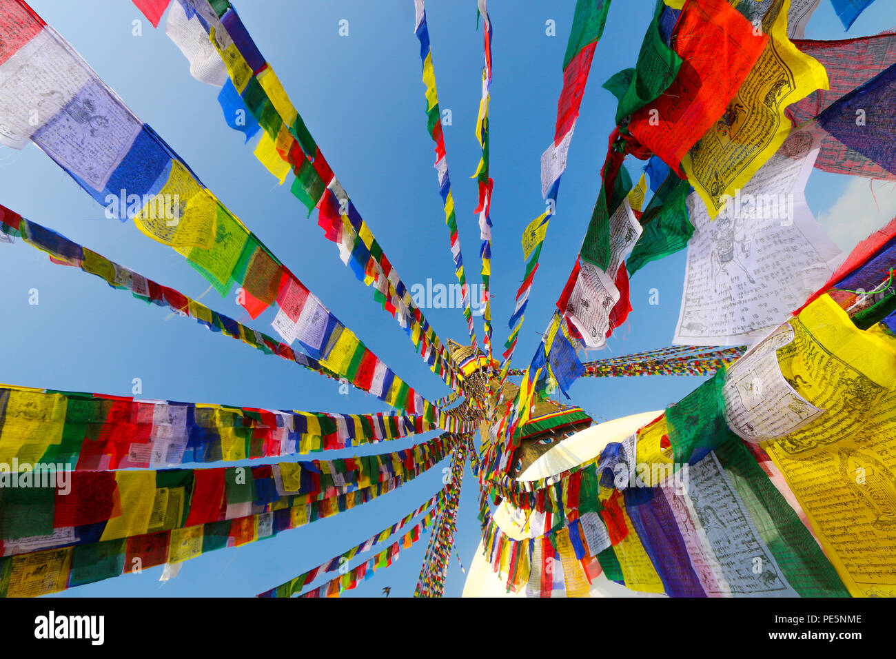 Coloridas banderas de oración con mantras que se cree que son transportadas  por el viento para esparcir las bendiciones para el mundo Fotografía de  stock - Alamy