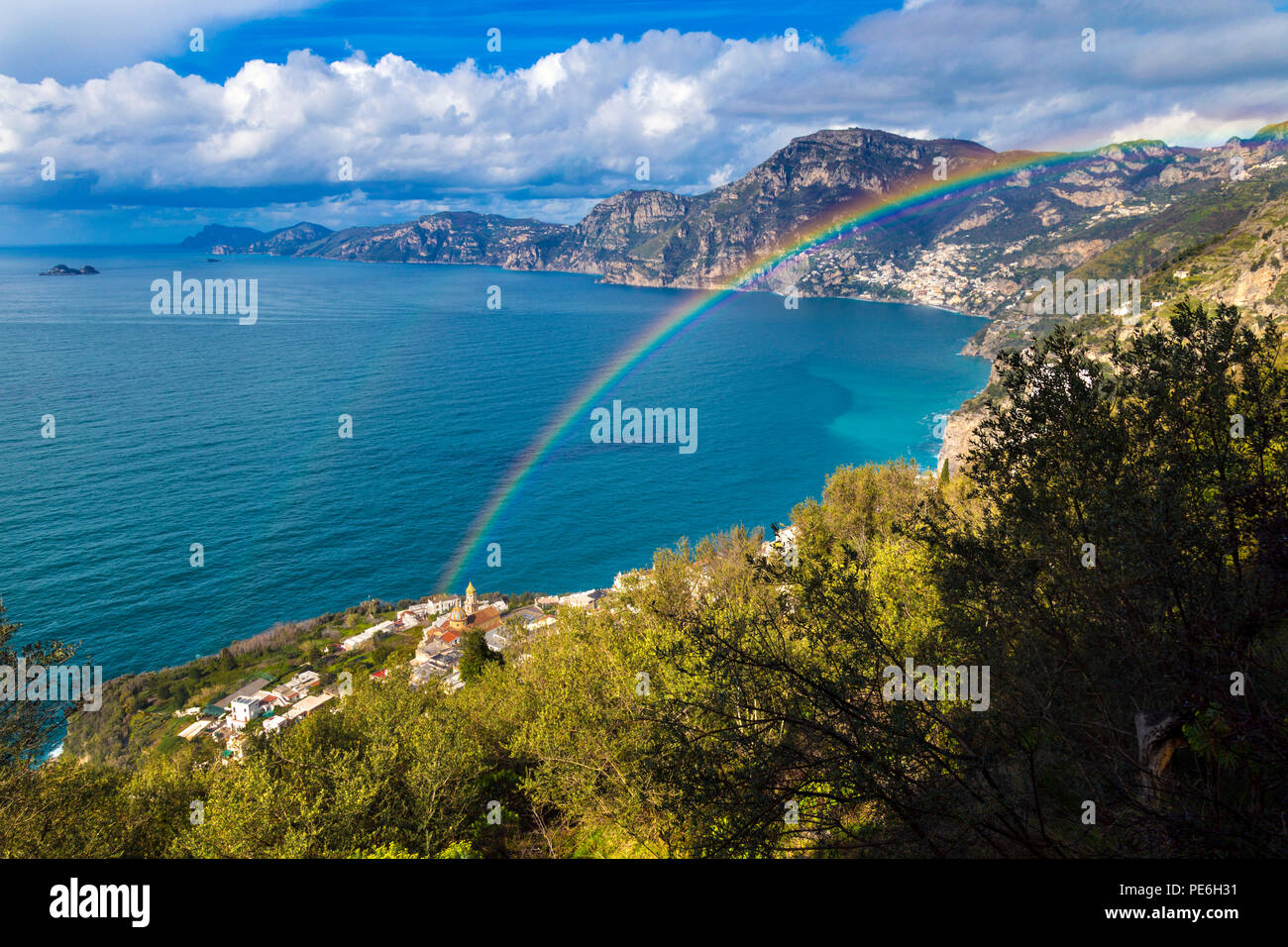 Arco iris sobre Praiano, en la costa de Amalfi, Italia Foto de stock