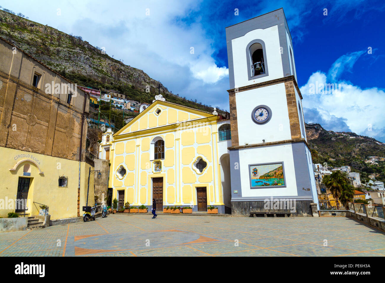 Pequeña iglesia de la aldea de estilo mediterráneo - Parrocchia San Luca Evangelista iglesia en Praiano, en la costa de Amalfi, Italia Foto de stock