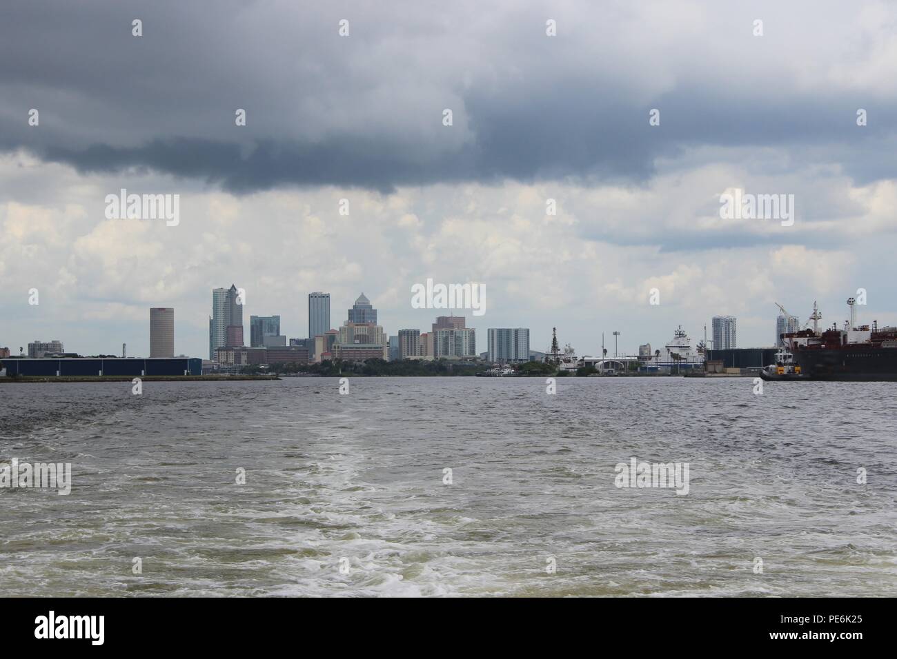 Nubes oscuras colgando sobre el horizonte de Tampa, FL, EE.UU. Foto de stock