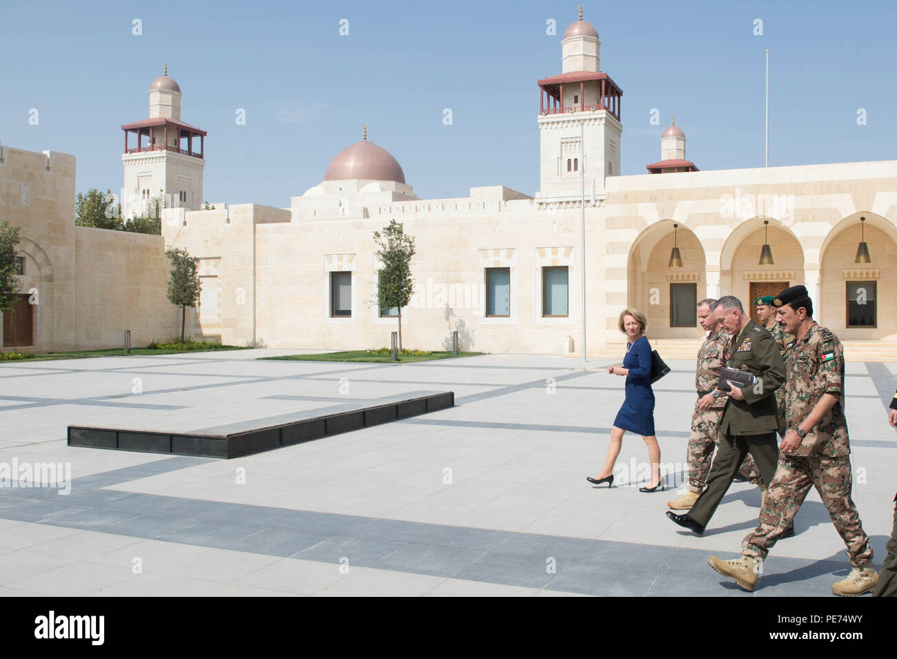 de-izquierda-a-derecha-el-embajador-de-estados-unidos-en-jordania-alice-g-wells-principe-jordano-faisal-el-general-de-los-marines-de-estados-unidos-joseph-f-dunford-jr-jefe-del-estado-mayor-de-la-defensa-y-jordana-gen-meshal-al-zaben-caminar-a-reunirse-con-el-rey-de-jordania-en-la-husseiniya-palace-en-amman-jordania-19-de-octubre-de-2015-dod-foto-por-d-myles-cullen-liberado-pe74wy.jpg