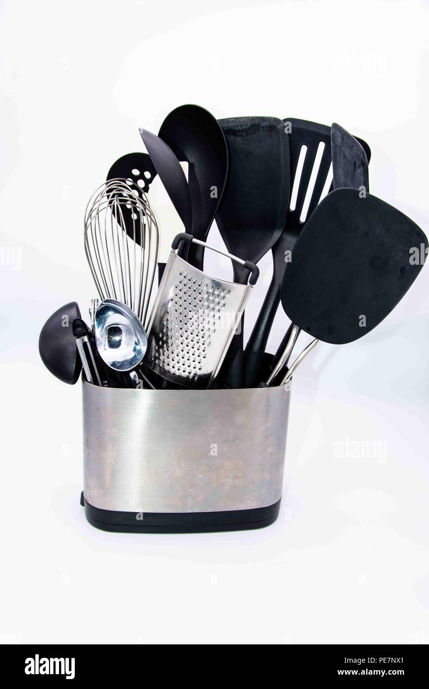 Varios utensilios de cocina en contenedor de plata Foto de stock