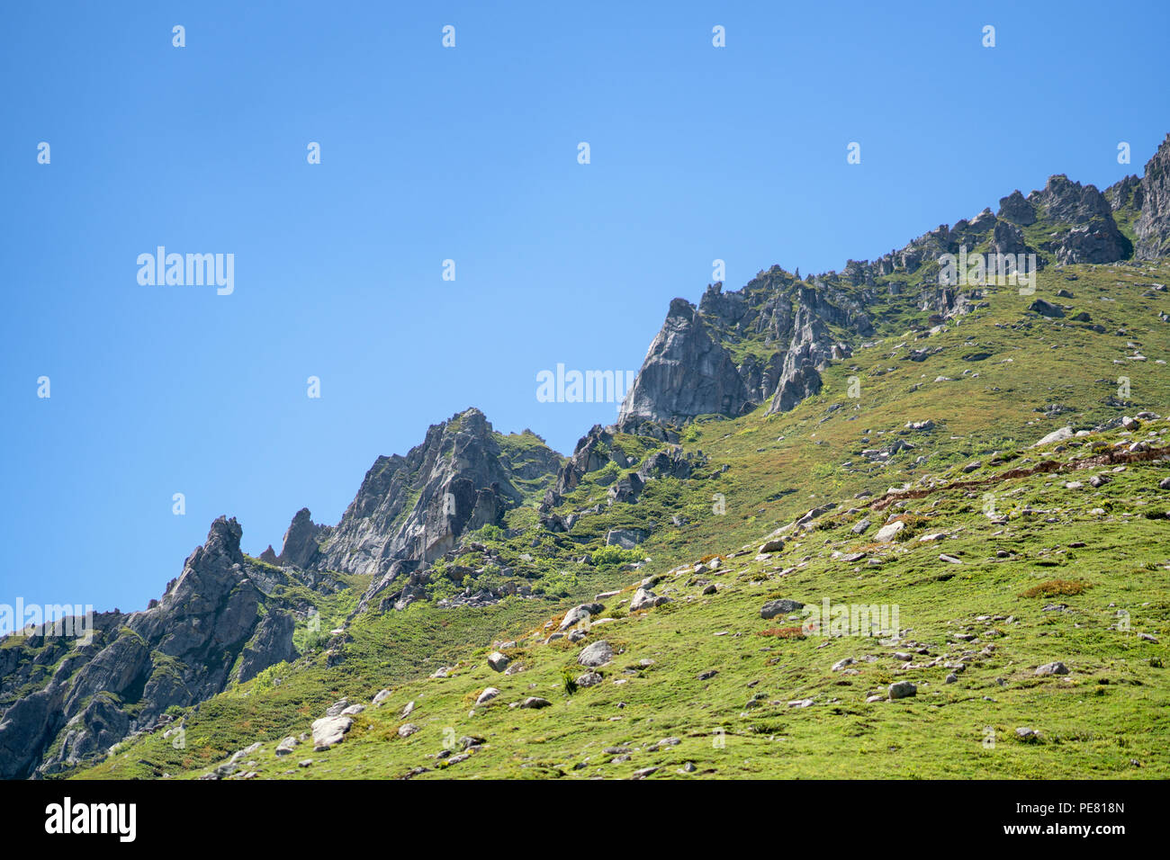 Hermosa gama de pico de montaña con hierba y rocas Foto de stock