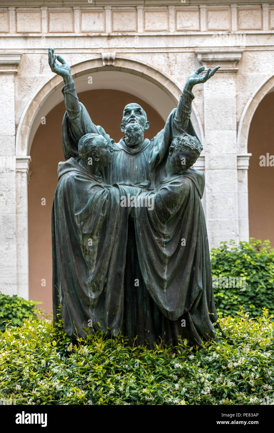 El Montecassino, Italia - Junio 17, 2017: La entrada claustro de la Abadía de Montecassino y de la muerte de san Benito estatua. Italia Foto de stock