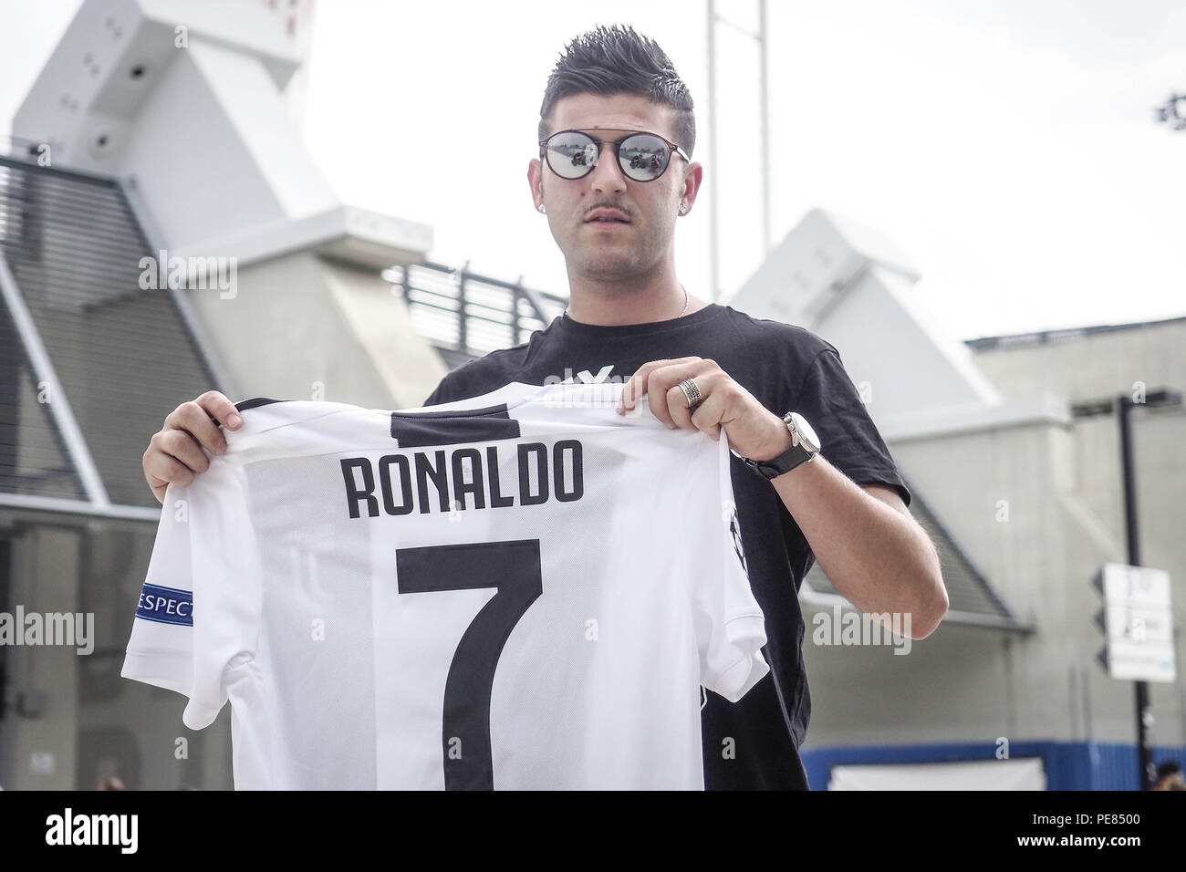 Los partidarios de la Juventus con Cristiano Ronaldo la camiseta en el  estadio Allianz donde: Turín, Italia cuando: 12 Jul 2018 Crédito:  IPA/WENN.com **Sólo disponible para su publicación en el Reino Unido,
