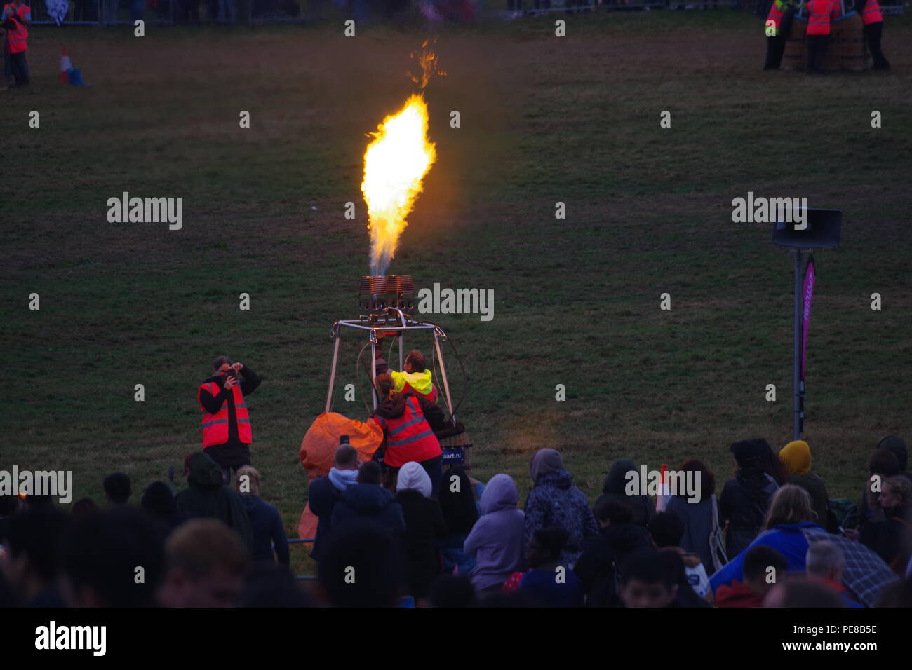 Bristol International Balloon Fiesta, el mal tiempo Finale el show de  luces, las llamas del quemador. En el Reino Unido. Agosto, 2018 Fotografía  de stock - Alamy