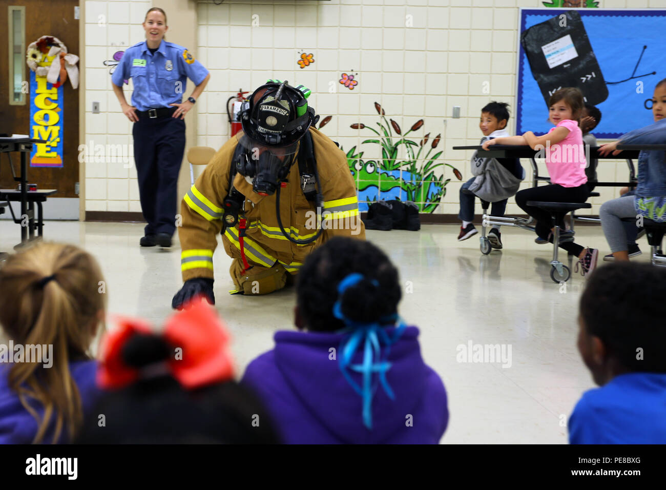 Robert Harrell demuestra un equipo de seguridad de bombero durante una  visita a W. J. Gurganus Elementary School en Havelock, N.C., el pasado 22  de octubre, 2015. Los miembros de la Marine