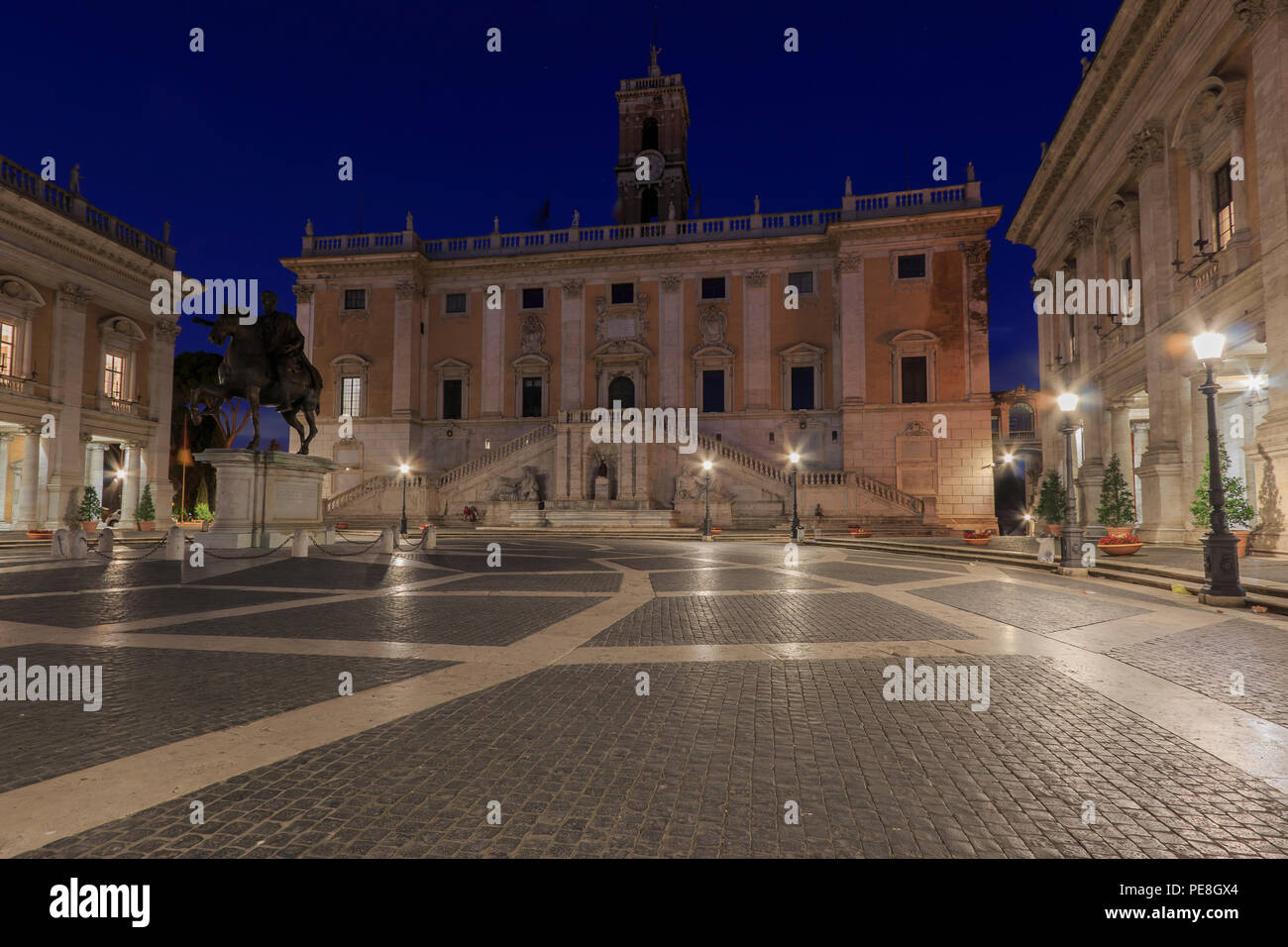 Piazza del Campidoglio, el Capitolio con el Palazzo Senatorio y la estatua  ecuestre de Marco Aurelio, Roma, Italia en la noche Fotografía de stock -  Alamy