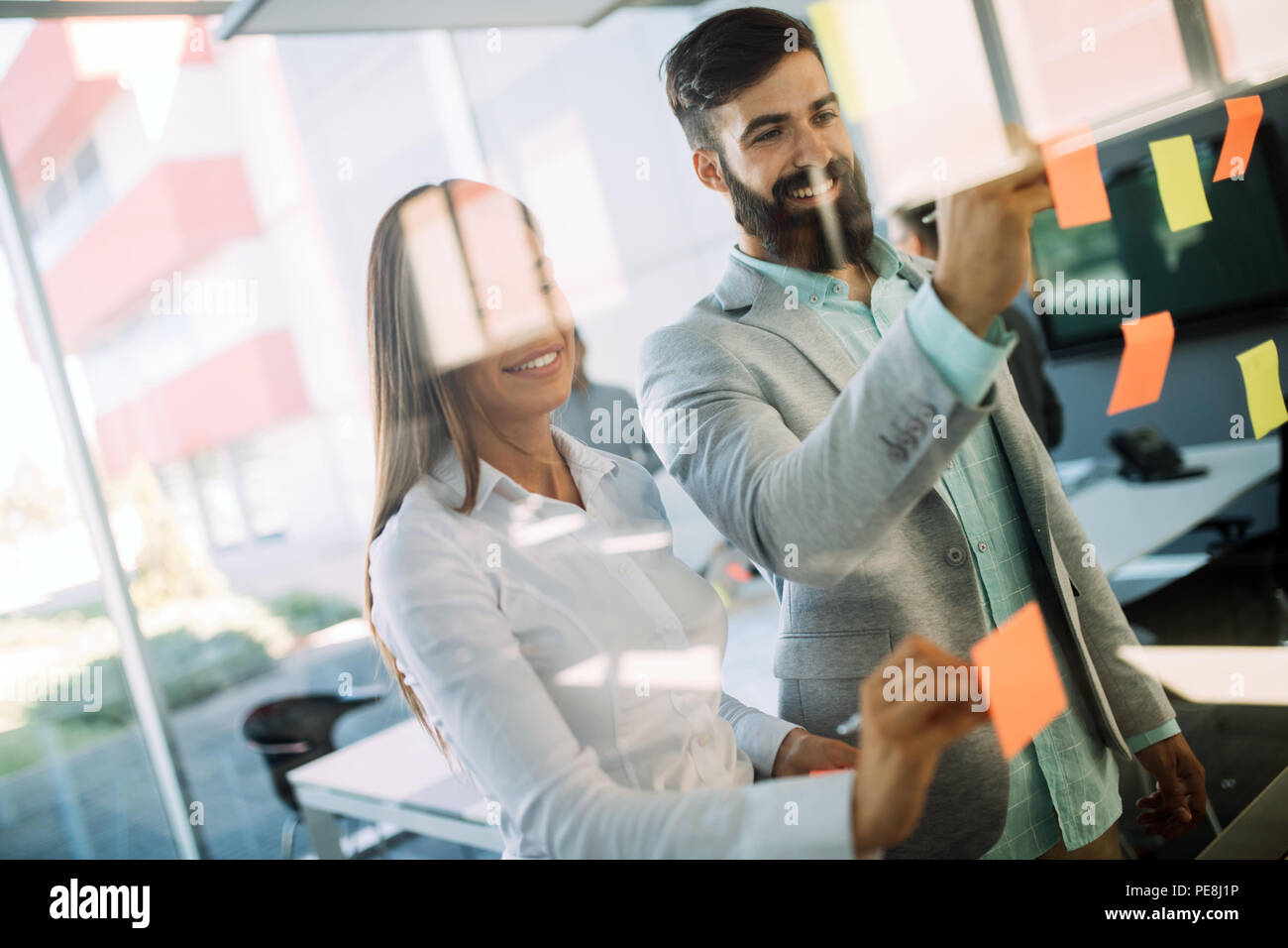 Gente de negocios estrategia de planificación en la oficina junto Foto de stock