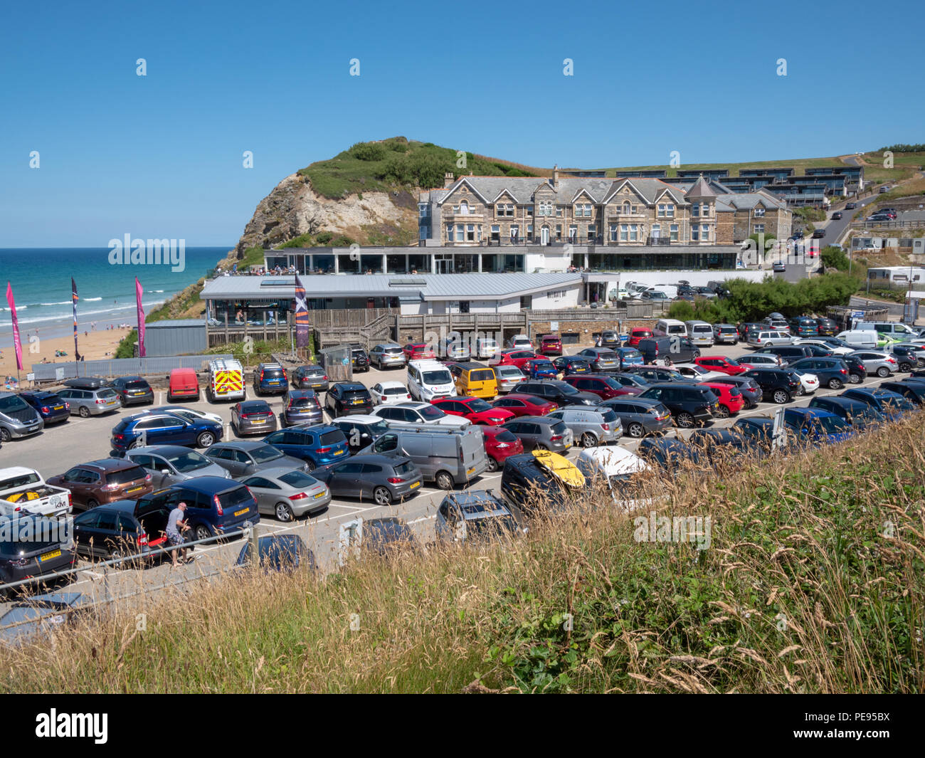 Acondicionamiento , zona ruidosa y concurrida playa de aparcamientos en Watergate Bay cerca de Newquay Cornwall UK en el caluroso verano de 2018 Foto de stock