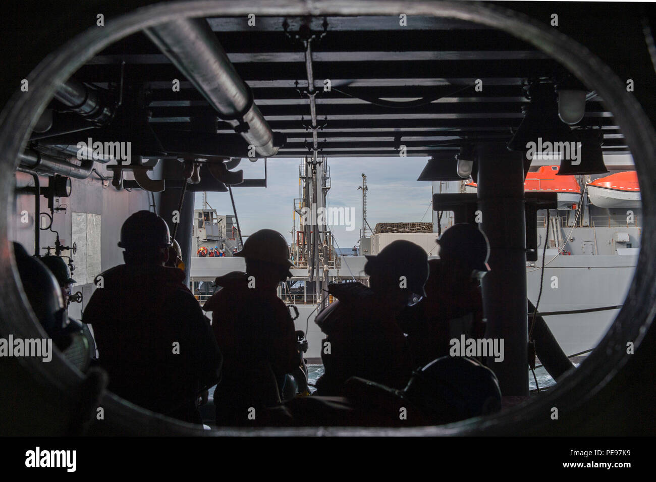 151117-N-NX690-018 DEL OCÉANO ATLÁNTICO (Nov. 17, 2015) Los marineros de cubierta departamento hombre realizando una estación de reabastecimiento a bordo de portaaviones USS Harry S. Truman (CVN 75) durante una reposición en alta mar con lubricador de reposición de flota USNS John Lenthall (T-AO 189). Harry S. Truman Grupo de ataque está desplegado en apoyo de operaciones de seguridad marítima y los esfuerzos de cooperación de seguridad de teatro en los EE.UU. 5ª y 6ª Flota áreas de operación. (Ee.Uu. Navy photo by Mass Communication marinero especialista J. M. Tolbert/liberado) Foto de stock