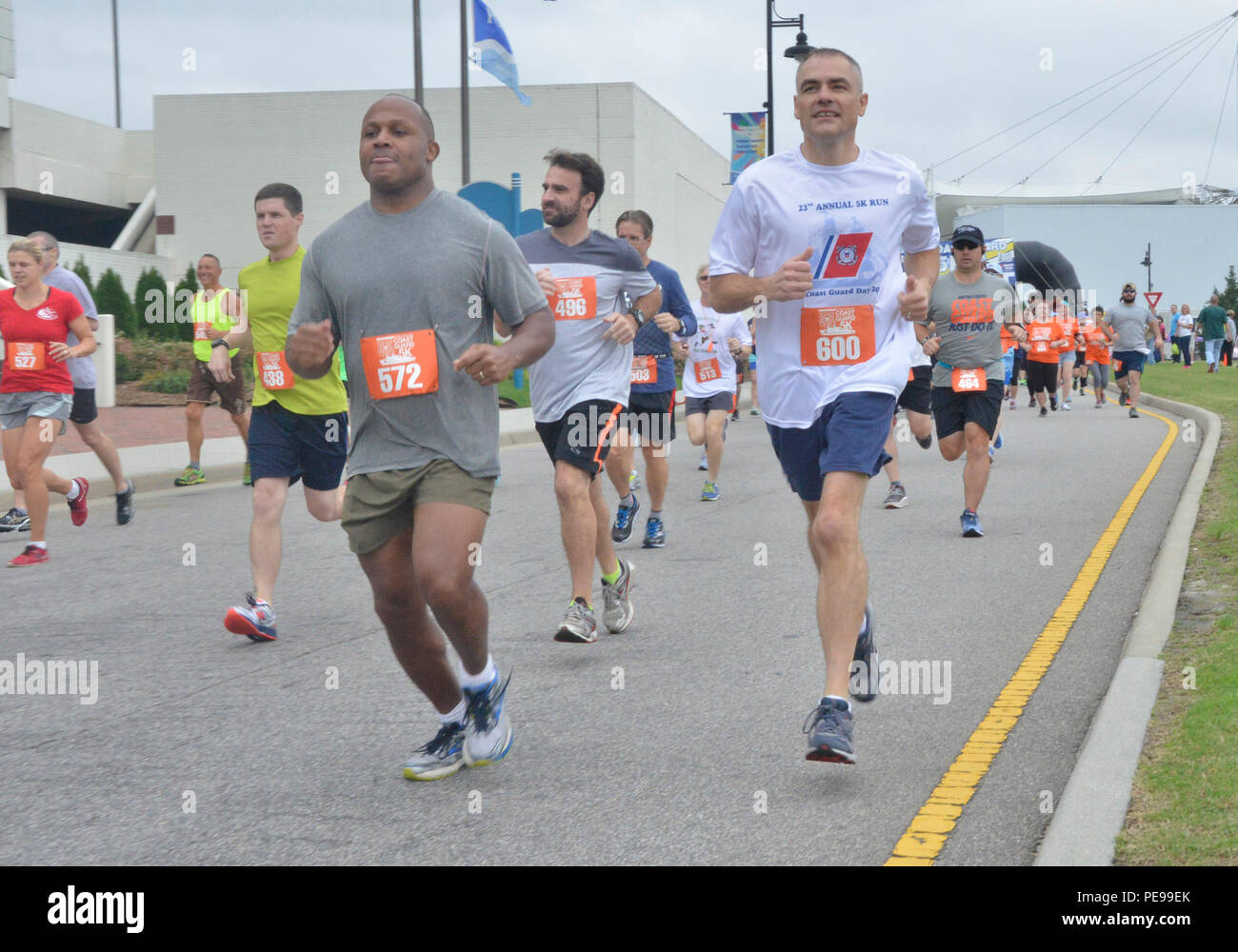 Master Chief Petty Officer Mark Pearson se ejecuta en un 5K el sábado 7 de noviembre de 2015, durante las festividades del Día de la Guardia Costera en Portsmouth, Virginia La ciudad de Portsmouth es una ciudad de Guardacostas designado y celebró un festival en honor a los hombres y mujeres del servicio y sus familias. (Fotografía de Guardacostas Suboficiales Josué Canup 3ª clase) Foto de stock