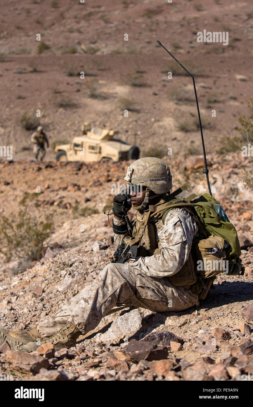 La Marina de los EE.UU. operador de radio con la Compañía Charlie, 1er  Batallón, 8º Regimiento de la Infantería de Marina, la 2ª División de  Infantería de Marina (MARDIV) obtiene espacio sobre