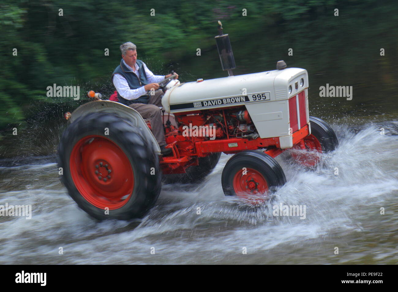 Tractor conduciendo en el agua fotografías e imágenes de alta resolución -  Alamy