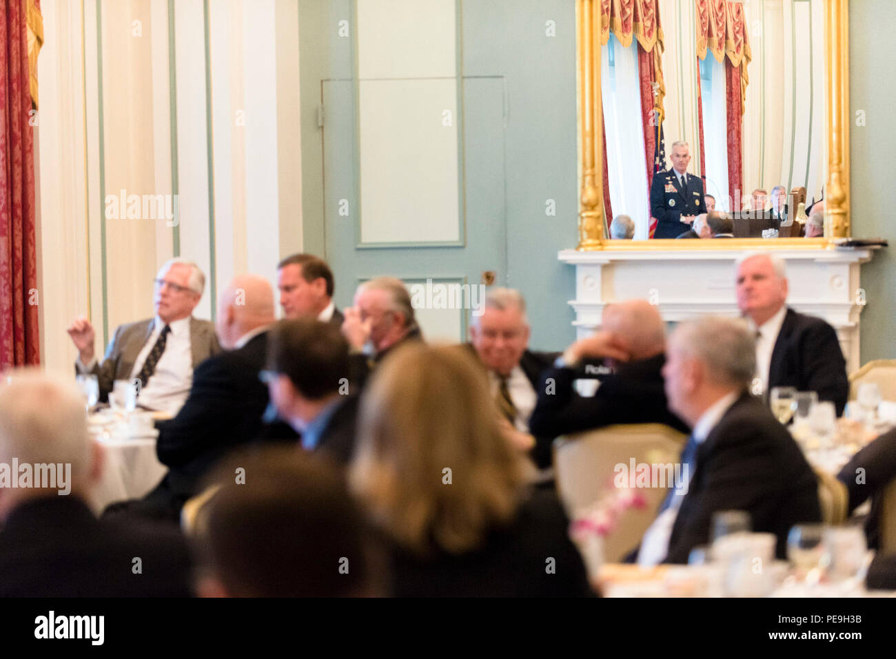 Génesis de la Fuerza Aérea estadounidense Paul J. Selva, vice presidente de la Junta de jefes de personal, habla con los miembros de la Orden Militar del carabao, durante un almuerzo en Washington, D.C., el 17 de noviembre de 2015. Foto de stock