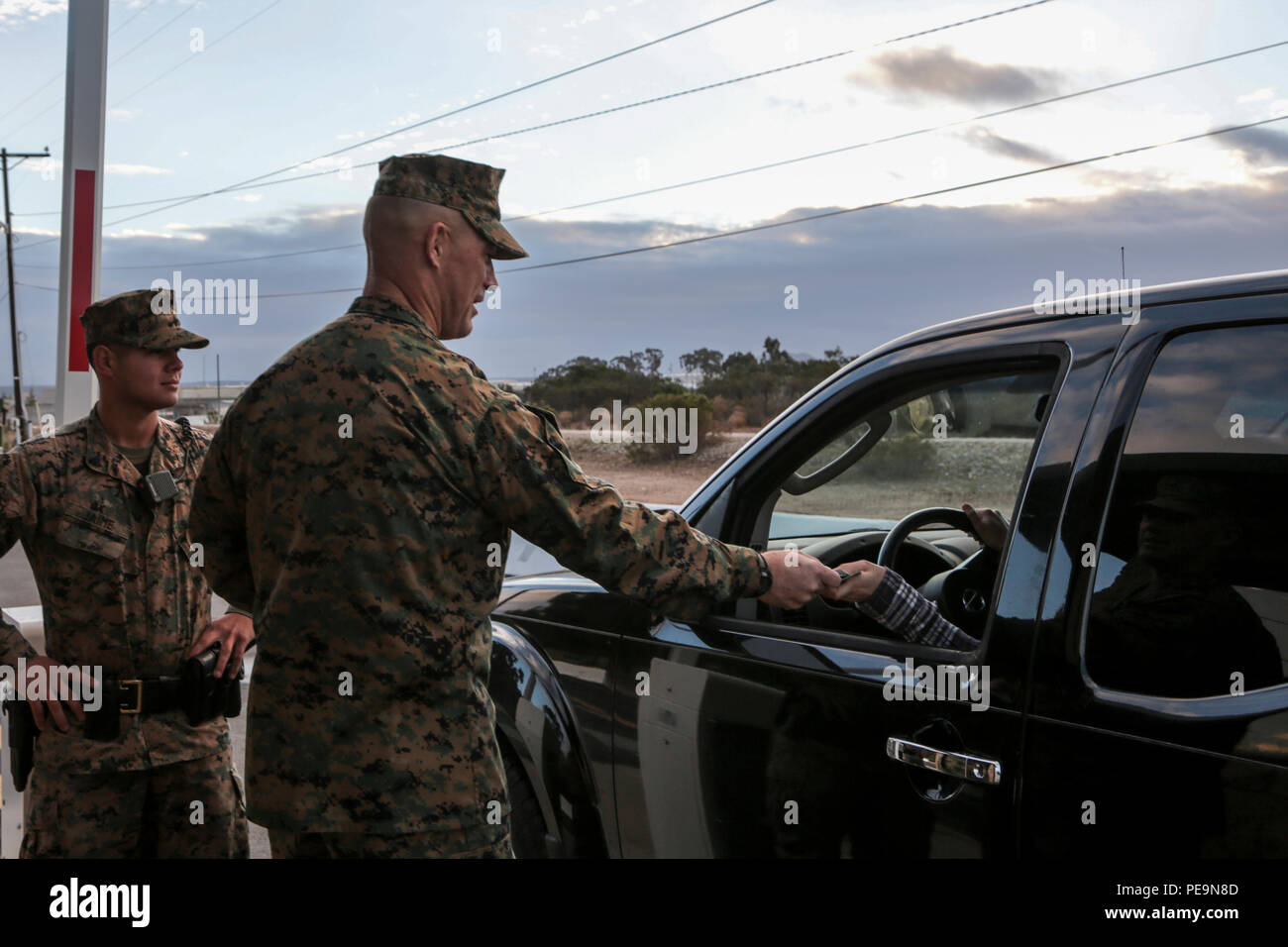 El Sargento de Infantería de Marina de los EE.UU. Gral. Patrick Kimble, Sargento Mayor, de alas de avión Marino en 3D (3d MAW), saluda a un miembro del servicio en un punto de entrada de la Marine Corps Air Station Miramar, de San Diego, California, el 25 de noviembre de 2015. Gral. Gen. Michael un Rocco, Comandante General, 3D MAW, Brig. Gen. Kevin Iiams, Ayudante Wing Commander, 3D MAW, el sargento. Gral. Patrick Kimble, Sargento Mayor, 3D MAW, y el comando de la Marina de los EE.UU Master Chief Petty Officer Frank Dominguez, comando Master Chief 3d MAW, desea unas felices vacaciones a los miembros del servicio y del Departamento de Defensa de los empleados que entraron en la base. (Ee.Uu. Marine Corps foto por CP Foto de stock