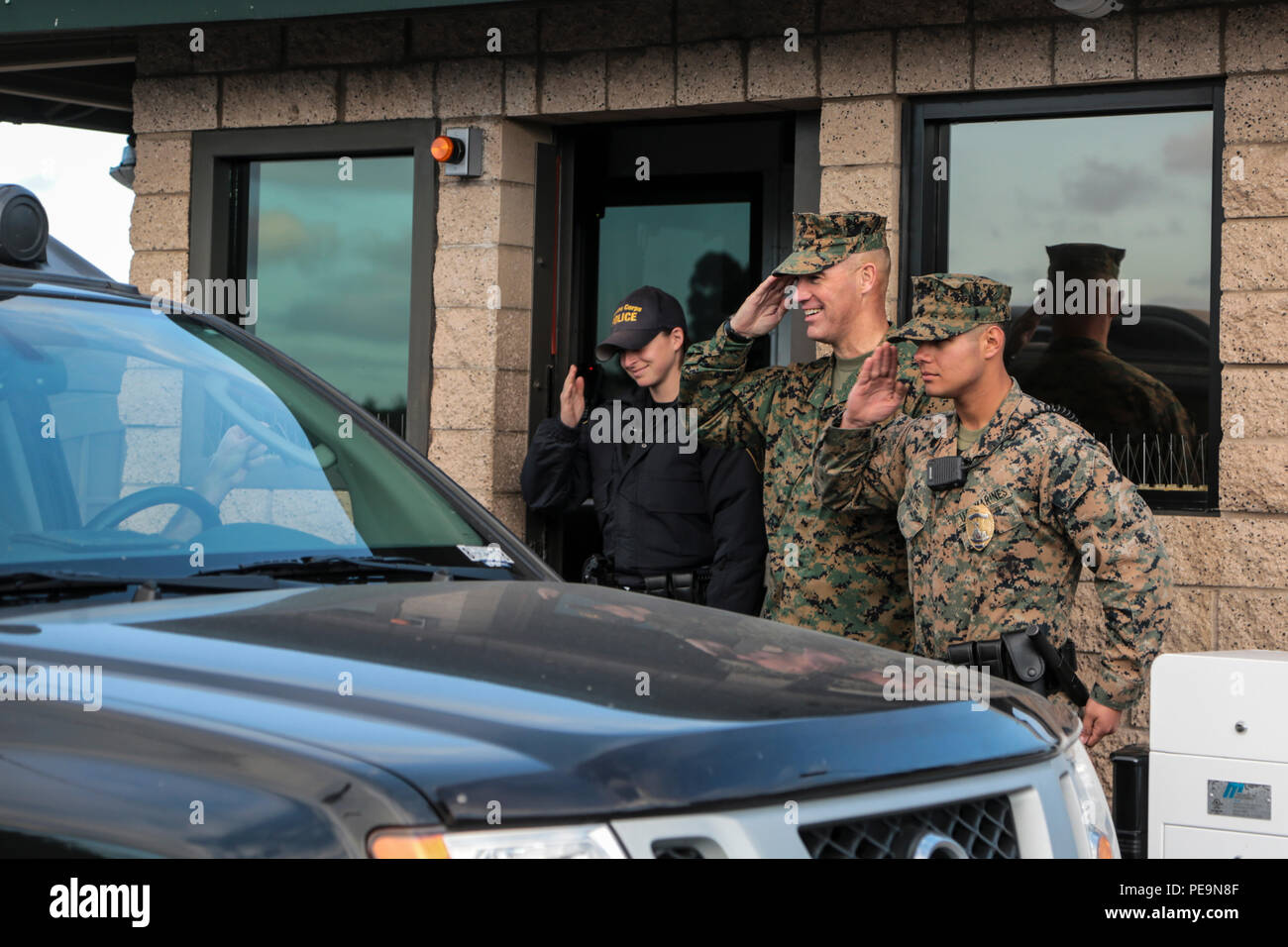 El Sargento de Infantería de Marina de los EE.UU. Gral. Patrick Kimble, Sargento Mayor, 3d Marine de alas de avión (MAW), saluda a un funcionario en un punto de entrada de la Marine Corps Air Station Miramar, de San Diego, California, el 25 de noviembre de 2015. Gral. Gen. Michael un Rocco, Comandante General, 3D MAW, Brig. Gen. Kevin Iiams, Ayudante Wing Commander, 3D MAW, el sargento. Gral. Patrick Kimble, Sargento Mayor, 3D MAW, y el comando de la Marina de los EE.UU Master Chief Petty Officer Frank Dominguez, comando Master Chief 3d MAW, desea unas felices vacaciones a los miembros del servicio y del Departamento de Defensa de los empleados que entraron en la base. (Ee.Uu. Marine Corps foto por CPL. Allis Foto de stock