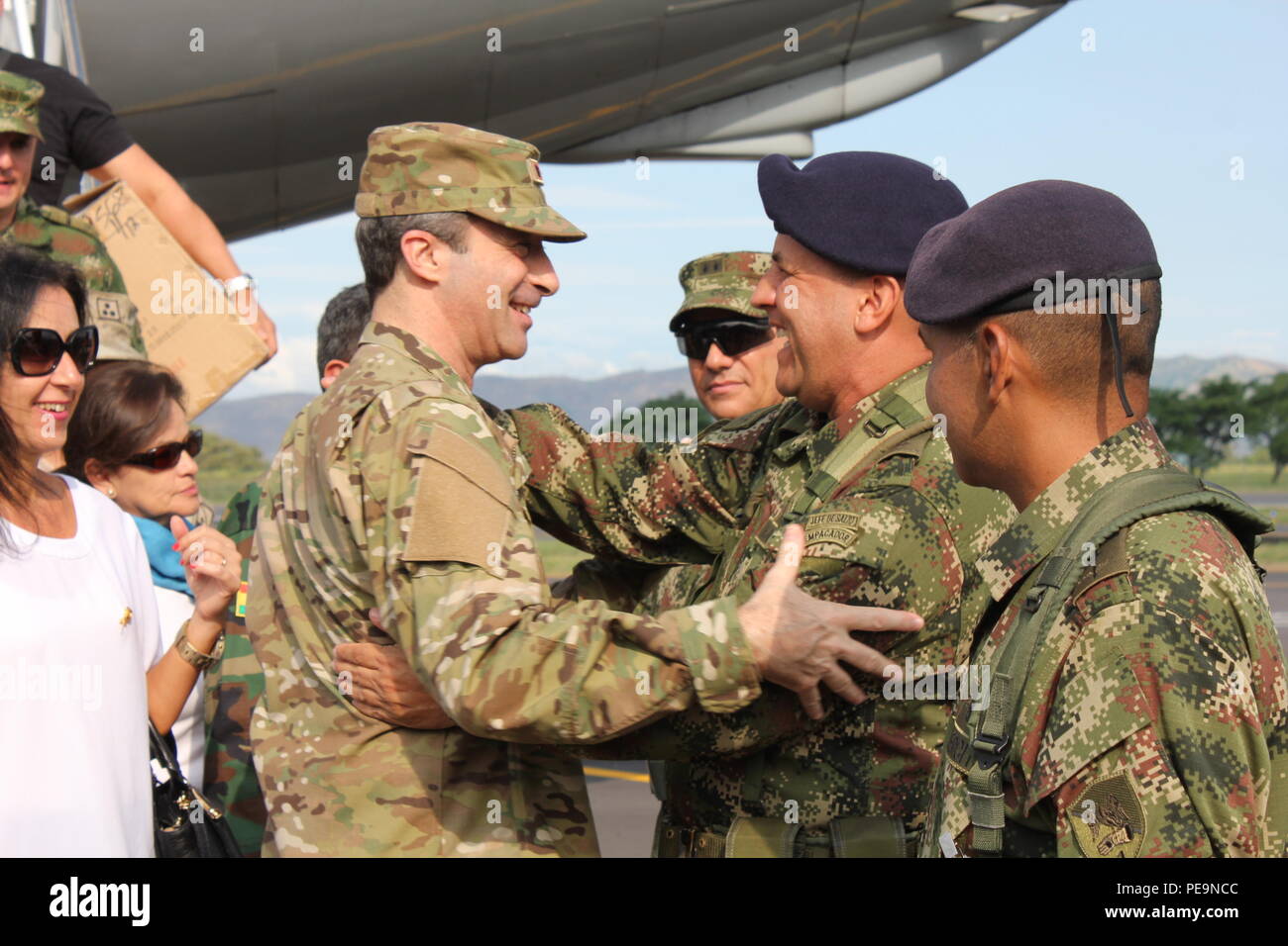 Brig. Gen. Carlos Alberto Nogueira, secretario general del Ejército  Argentino, el encuentro con un amigo de la fuerza aérea colombiana el 20 de  noviembre, como él bajamos del avión en Tolemaida, Colombia.