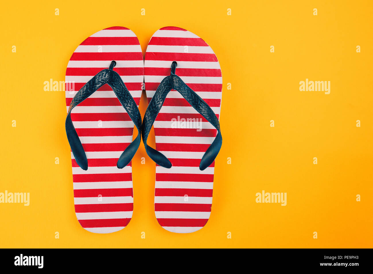 Elegante flip flop sandalias con el patrón de la bandera de Estados Unidos,  vista superior con copia espacio sobre fondo amarillo Fotografía de stock -  Alamy
