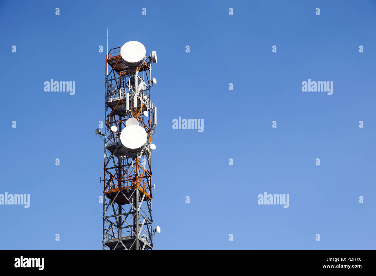 Mástil de telecomunicaciones antenas de televisión de la tecnología inalámbrica con el cielo azul de la mañana Foto de stock