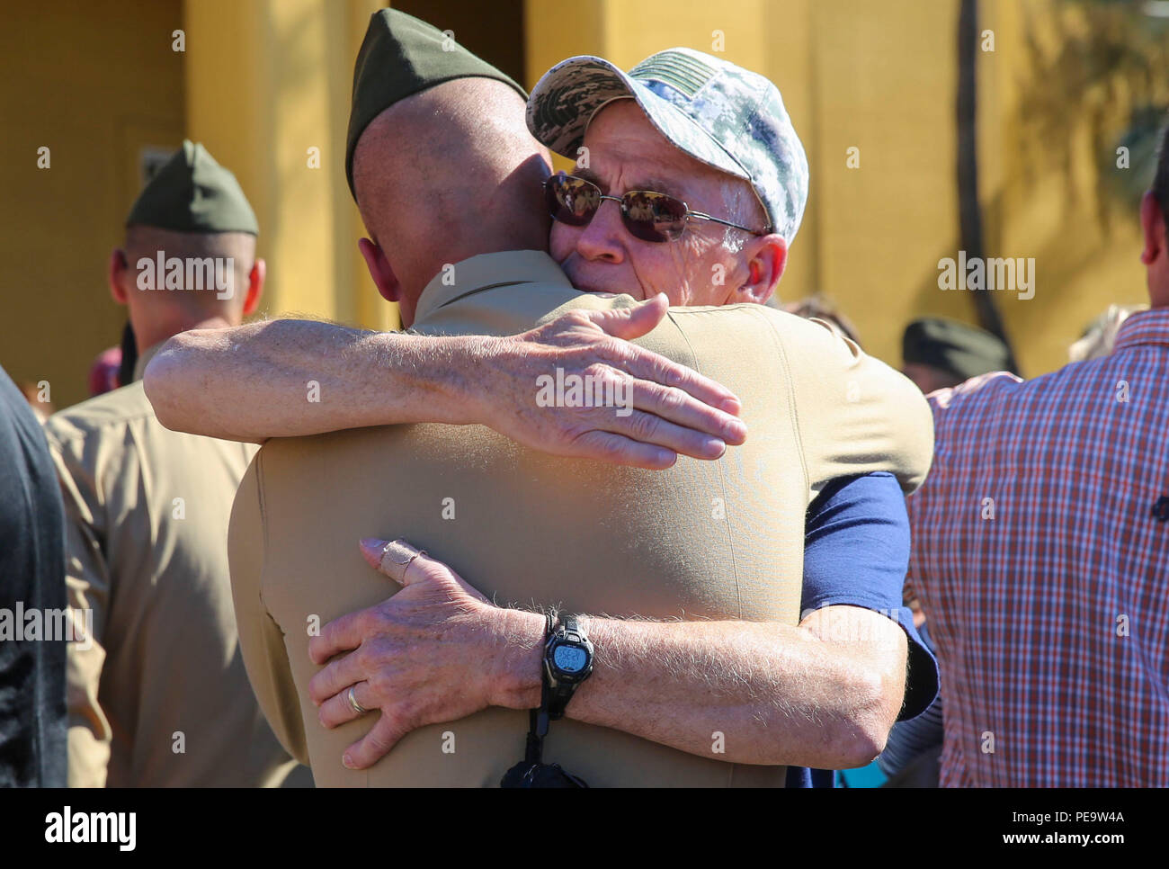 Un infante de marina de origen India Company, 3er Batallón de adiestramiento de reclutas, se abraza a su amada después de ser liberado por la libertad en el Marine Corps contratar Depot de San Diego, el 5 de noviembre. Después de que los Marines fueron devueltos a sus familias, se les permitió cinco horas de libertad en la base antes de la graduación el viernes. Hoy, todos los hombres reclutados desde el oeste del Mississippi son capacitados en MCRD San Diego. El almacén es el responsable de la formación de más de 16.000 reclutas anualmente. La India Company graduado está programado para el 6 de noviembre. Foto de stock