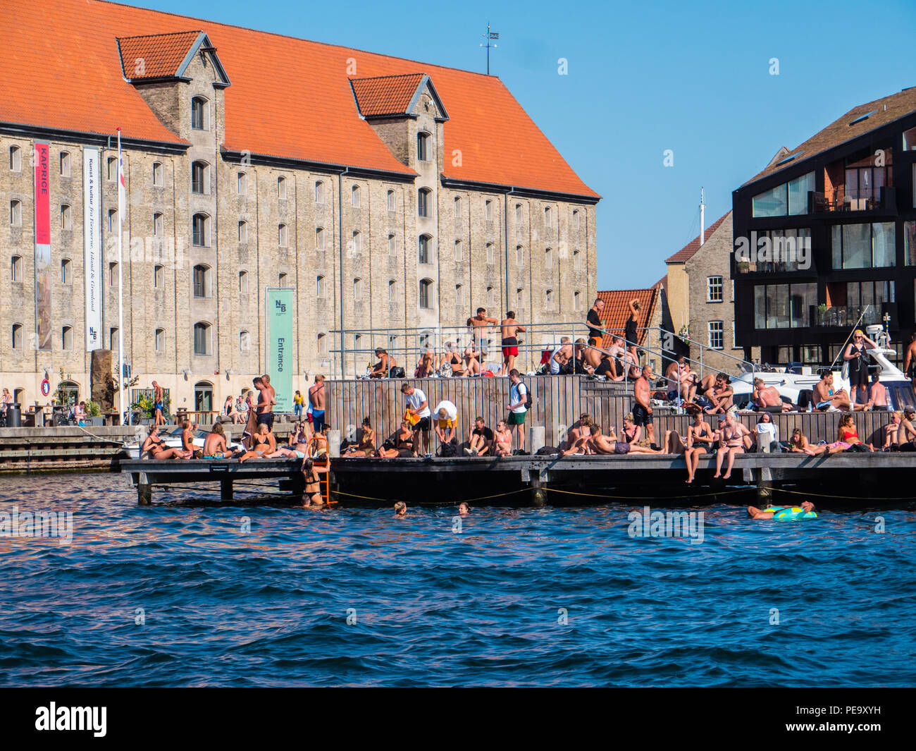 Nadadores y amantes del sol, el Centro de Artes Casa del Atlántico Norte Nordatlantens Brygge, Copenhague, Zelanda, Dinamarca, Europa. Foto de stock