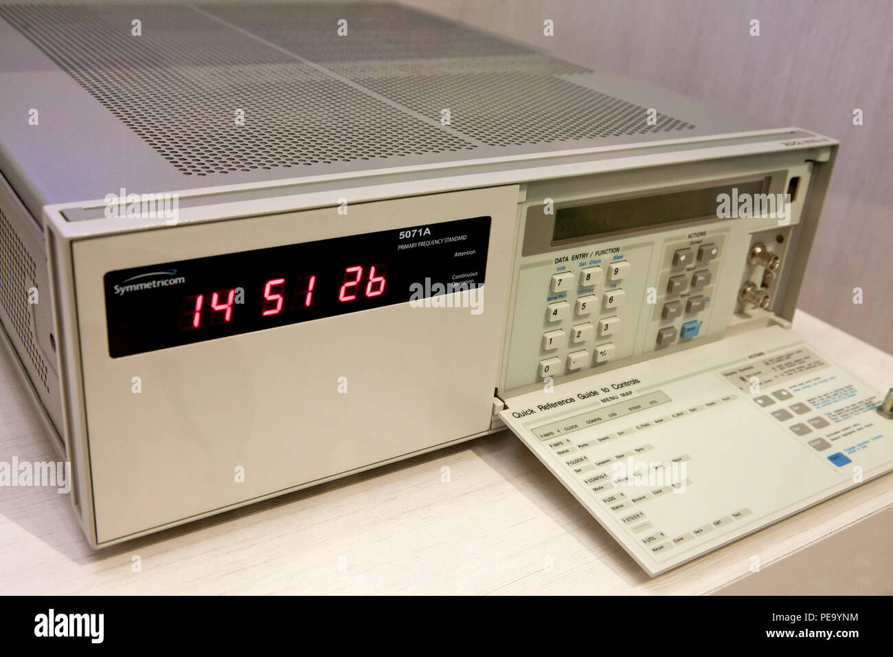 Reloj Atómico estándar de frecuencia de cesio, circa 2012 Fotografía de  stock - Alamy