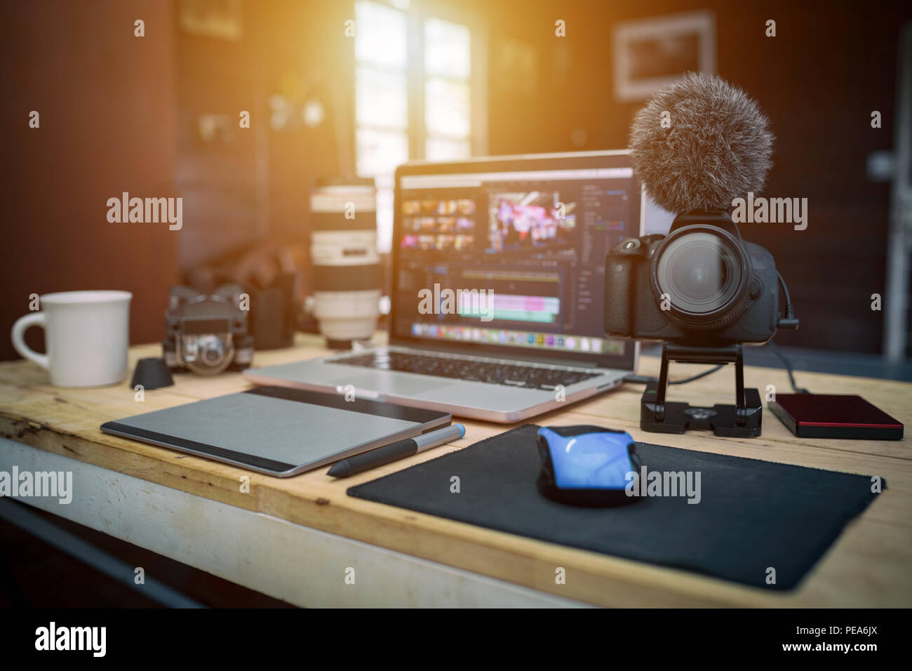 Studio oficina casa la cámara portátil y drone engranaje para hombre o  editor freelance Vlogger Fotografía de stock - Alamy