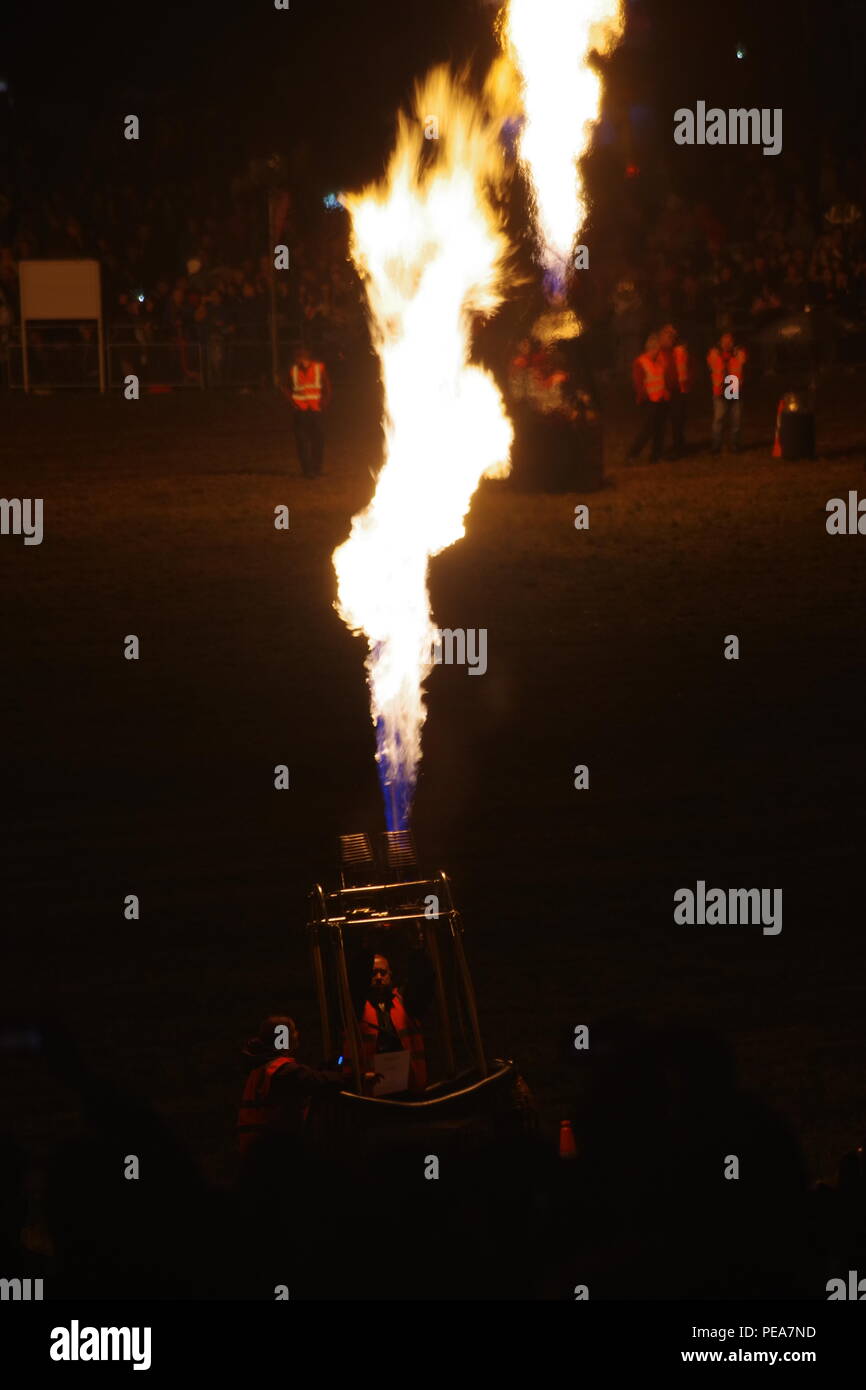 Bristol International Balloon Fiesta, el mal tiempo Finale el show de  luces, las llamas del quemador. En el Reino Unido. Agosto, 2018 Fotografía  de stock - Alamy