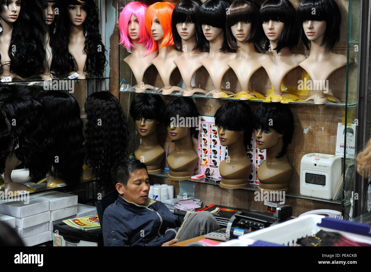 CHINA, Guangzhou, Kanton, tienda de cabello natural y artificial y pelucas  que son exportados a África, el cabello natural proviene de headshavings en  templos hindúes en la India Fotografía de stock -