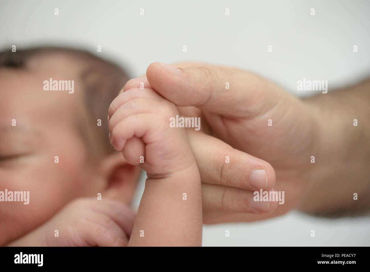 Bebe Recien Nacido Sujetando El Dedo De La Madre Padre Familia Feliz Y El Concepto De Proteccion Del Bebe Mama Y Papa Llevando De La Mano A Su Hijo Fotografia De Stock