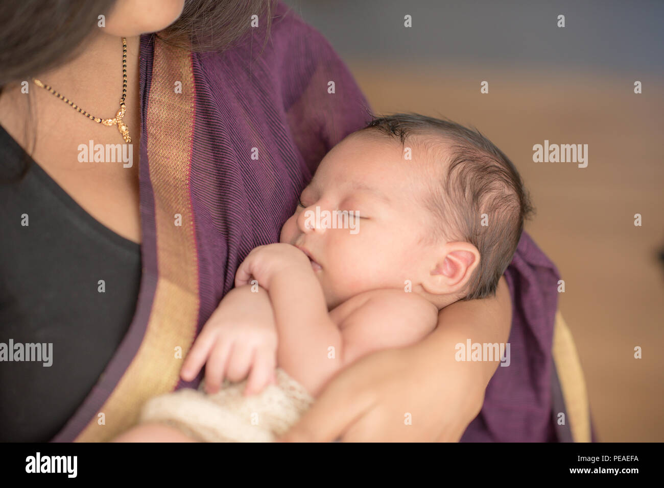Bebe Recien Nacido En Las Manos De Los Padres Familia Feliz Y El Concepto De Proteccion Del Bebe Mama Y Papa Llevando De La Mano A Su Hijo Fotografia De Stock