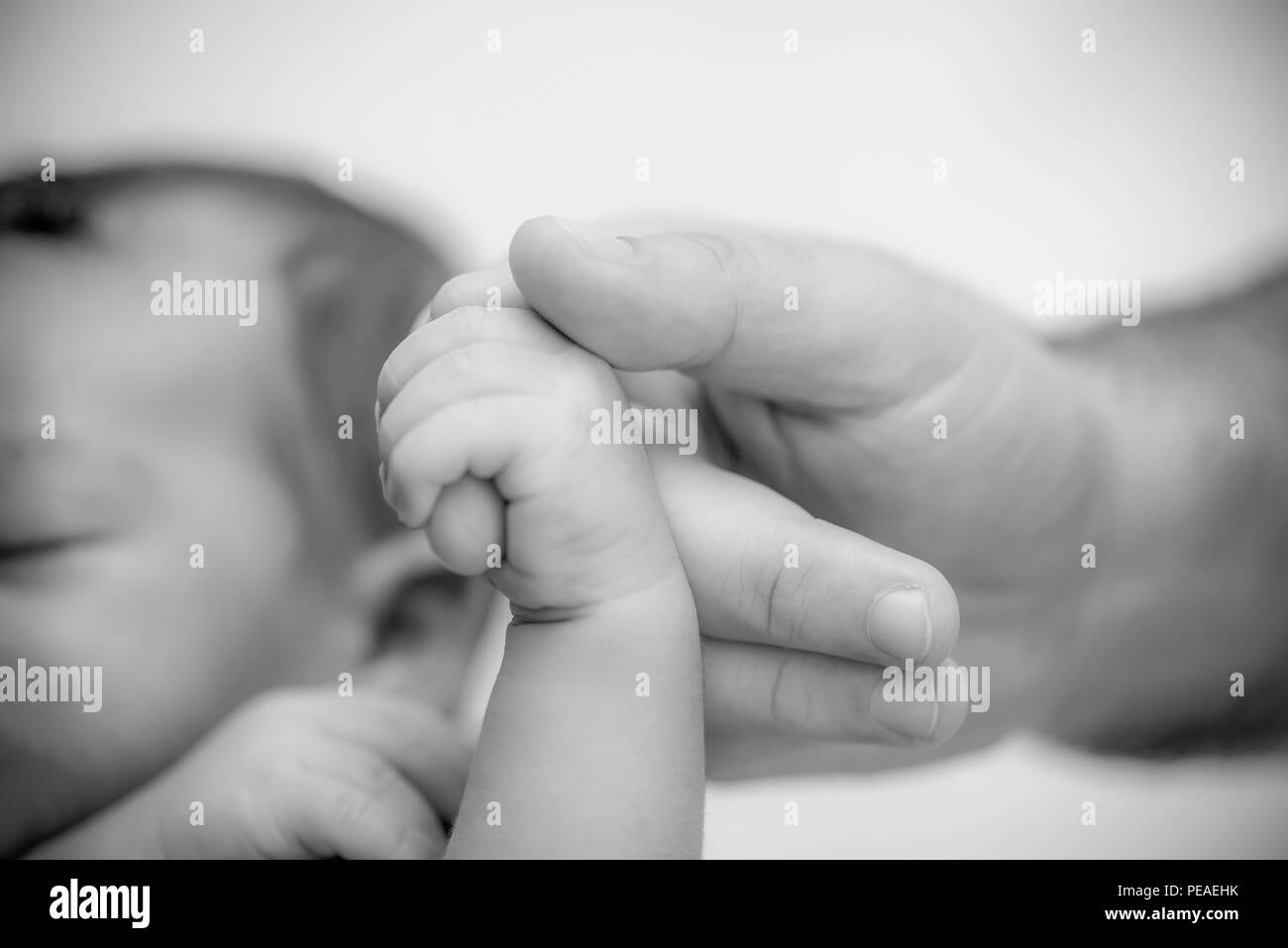 Bebe Recien Nacido Sujetando El Dedo De La Madre Padre Familia Feliz Y El Concepto De Proteccion Del Bebe Mama Y Papa Llevando De La Mano A Su Hijo Fotografia De Stock