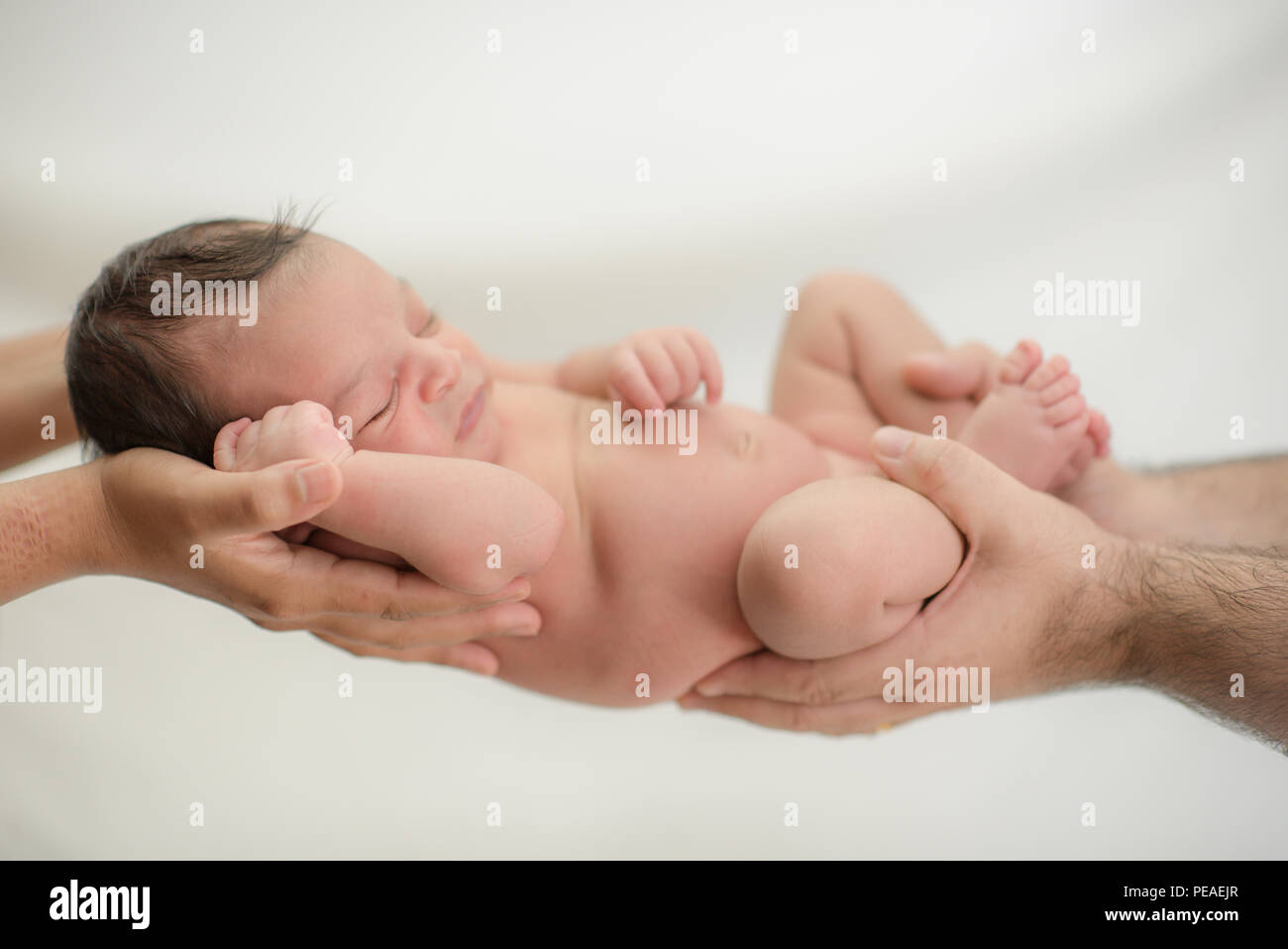 Lindo Bebe Recien Nacido Duerme En Las Manos De Los Padres Protegido Y Seguro Familia Feliz Momentos Para Mama Y Papa Fotografia De Stock Alamy