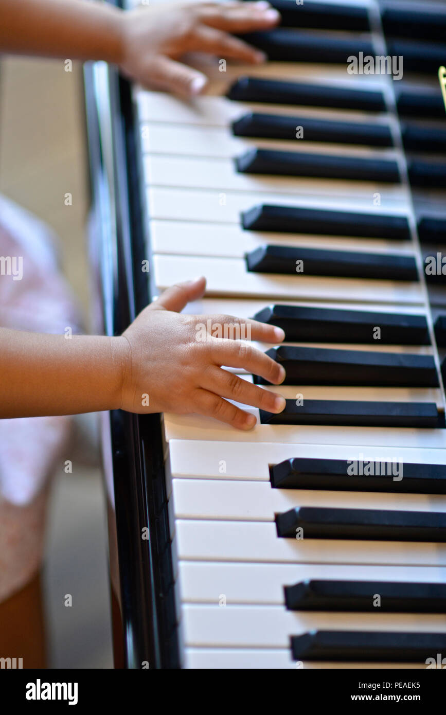 Dos años de edad, niña tocando el piano Foto de stock