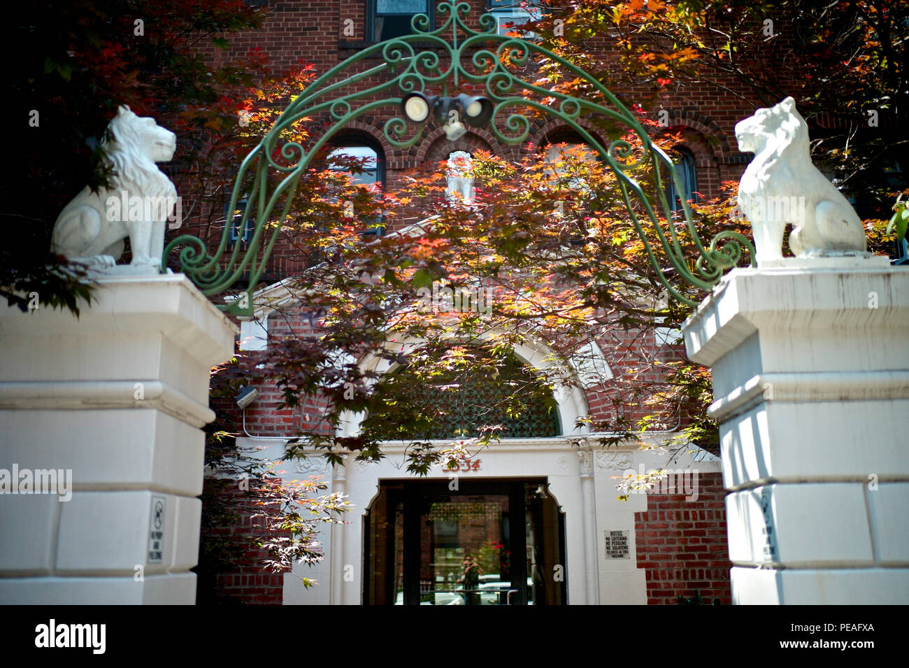 Hermoso edificio de entrada, en el histórico barrio de Jackson Heights. Foto de stock