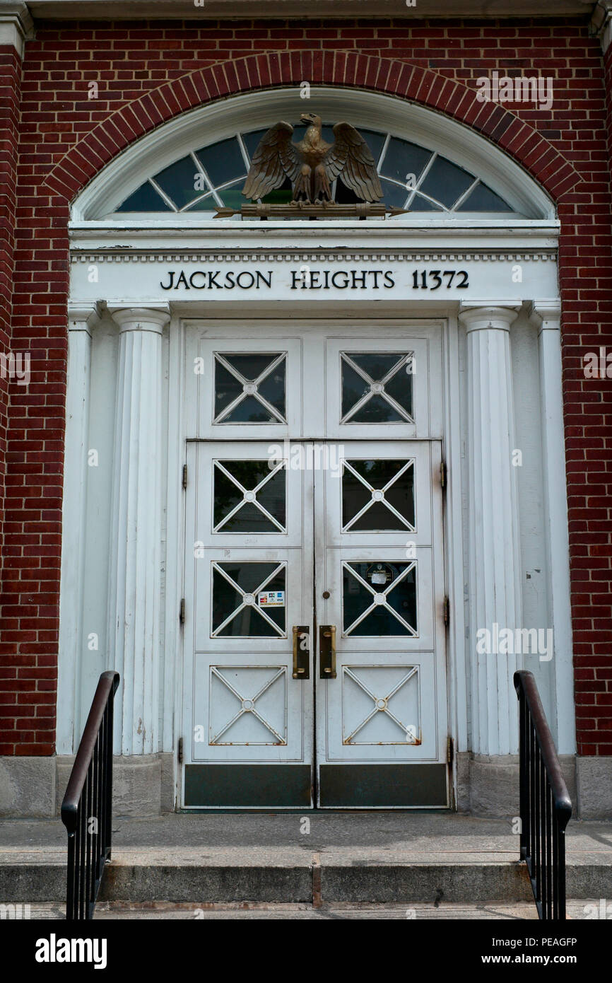 Entrada de la oficina de correos de Jackson Heights. Foto de stock