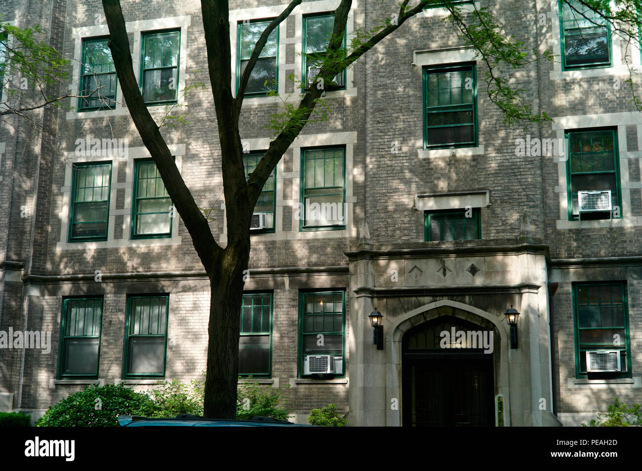 Construido en 1917-8, los Greystones fueron diseñados por el arquitecto George H. Wells para el Queensboro Corporation. Ubicado en la calle 80 entre 37un Foto de stock